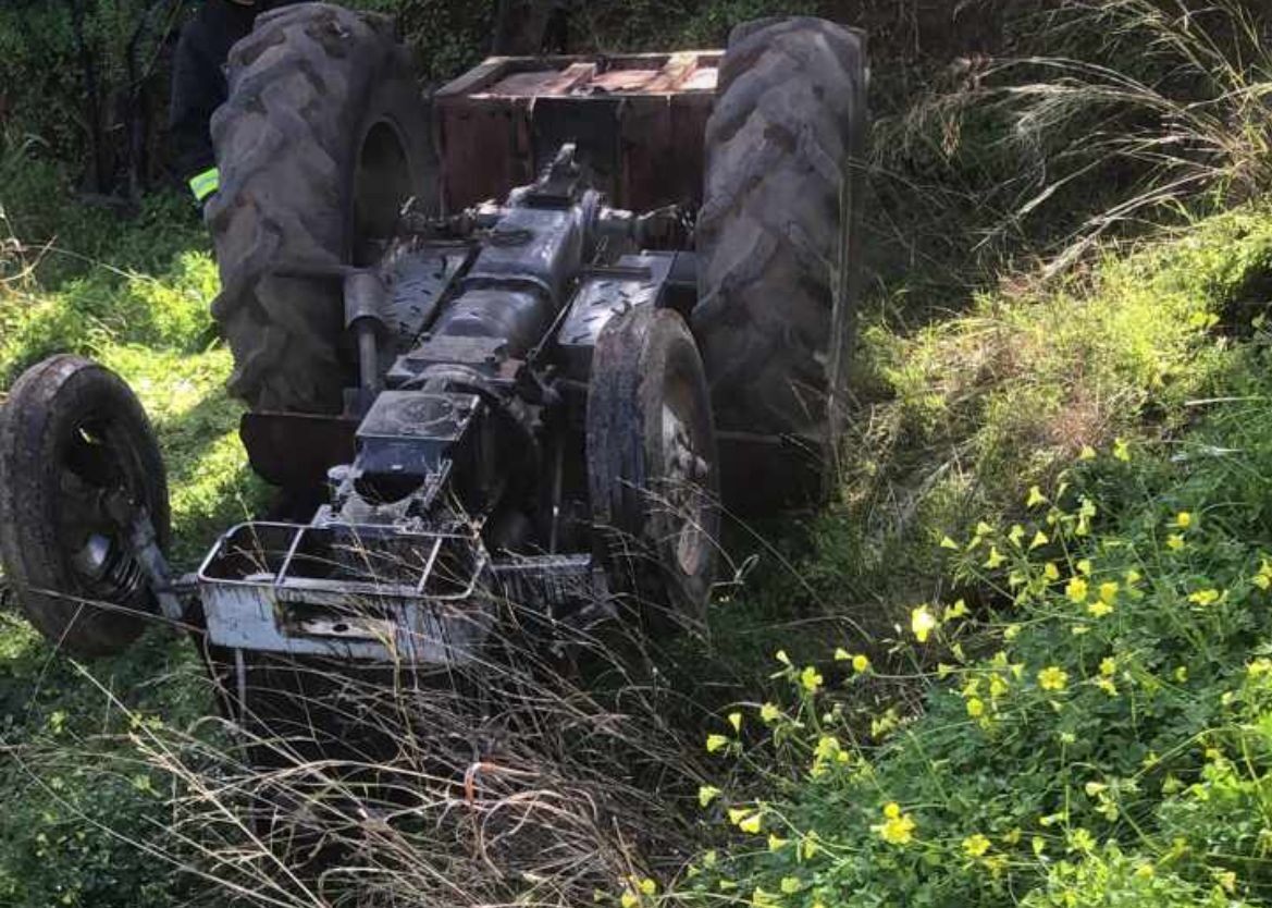 Dramma a Corigliano-Rossano, 65enne si ribalta col trattore e muore