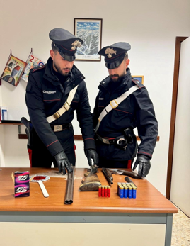 Utilizzava il garage per custodire armi e munizioni, in manette un 60enne nel Crotonese