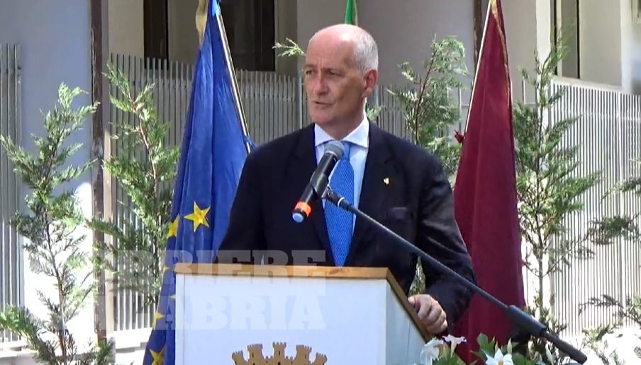 Memoria e lotta alla criminalità. Gabrielli inaugura il nuovo commissariato di Castrovillari – VIDEO