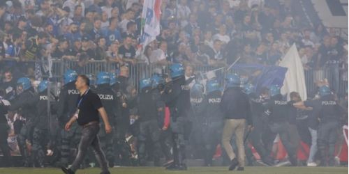 Feriti otto poliziotti nei disordini causati dagli ultrà del Brescia nei playout contro il Cosenza