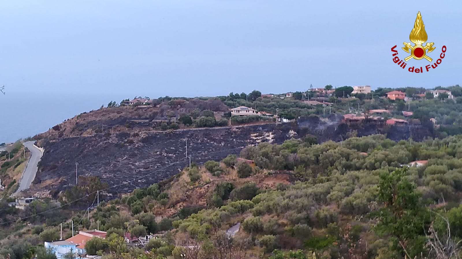Incendi nel Vibonese, numerosi roghi sulla fascia costiera – FOTO
