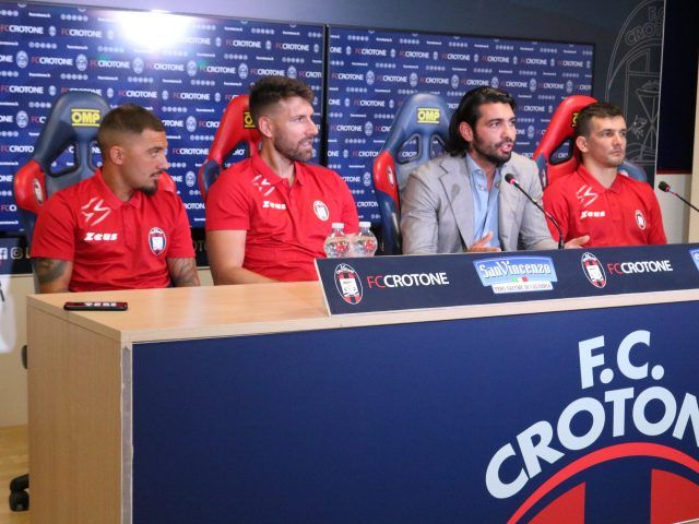 Il Crotone presenta i nuovi acquisti. Vrenna: «Coperti due ruoli fondamentali»