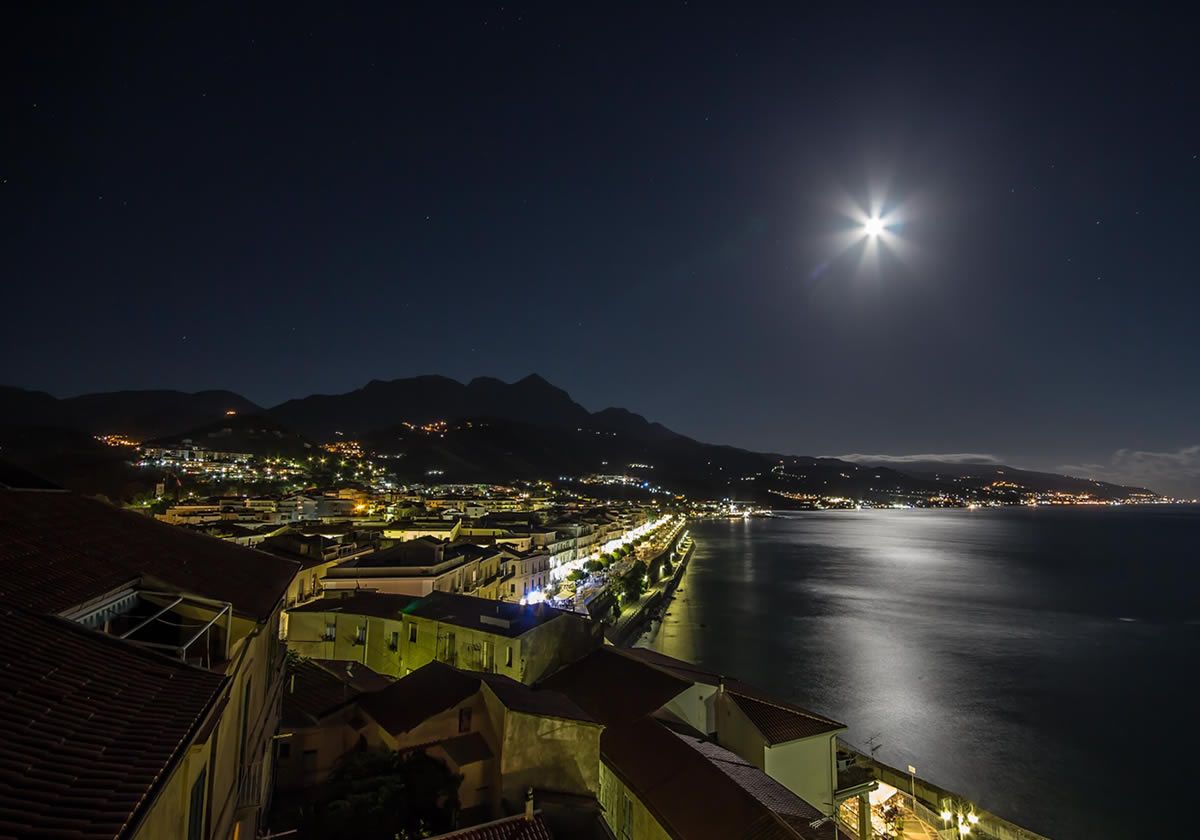 «Abbassate il volume»: a Diamante solo musica soft