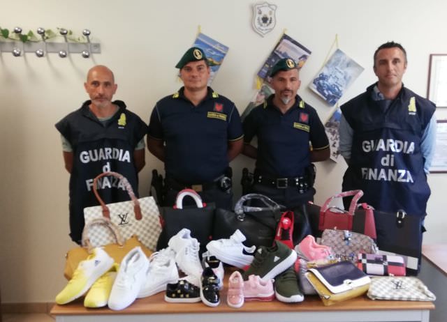 Soverato, la Finanza stoppa il “mercato del tarocco”