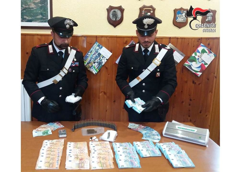 Nasconde in casa un market dello spaccio: arrestato