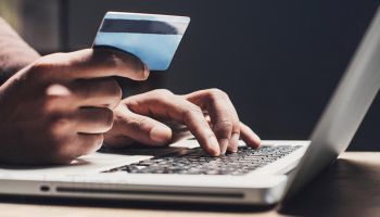 Prenota una villa da sogno in Calabria ma trova un alloggio fatiscente: 28enne truffato