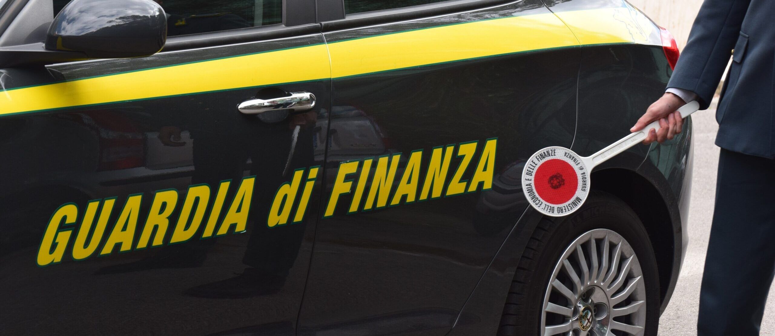 In auto sulla statale 106 con 13 chili di droga, arrestato percettore di reddito di cittadinanza