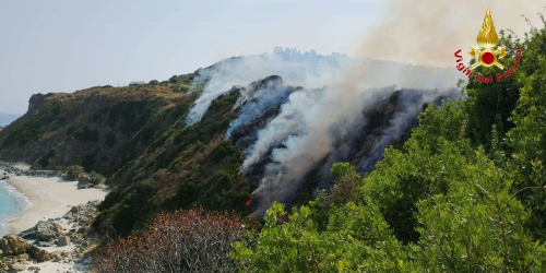 incendio zambrone vigili del fuoco