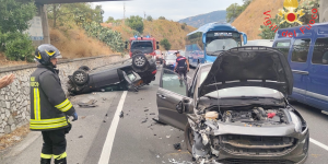 Stalettì, scontro sulla Statale 106: quattro feriti, un’auto si ribalta