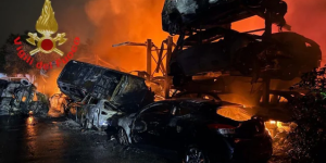 Maxi incendio in un autodemolitore a Monza, arrestati due vibonesi. «Fu una ritorsione mafiosa» – NOMI