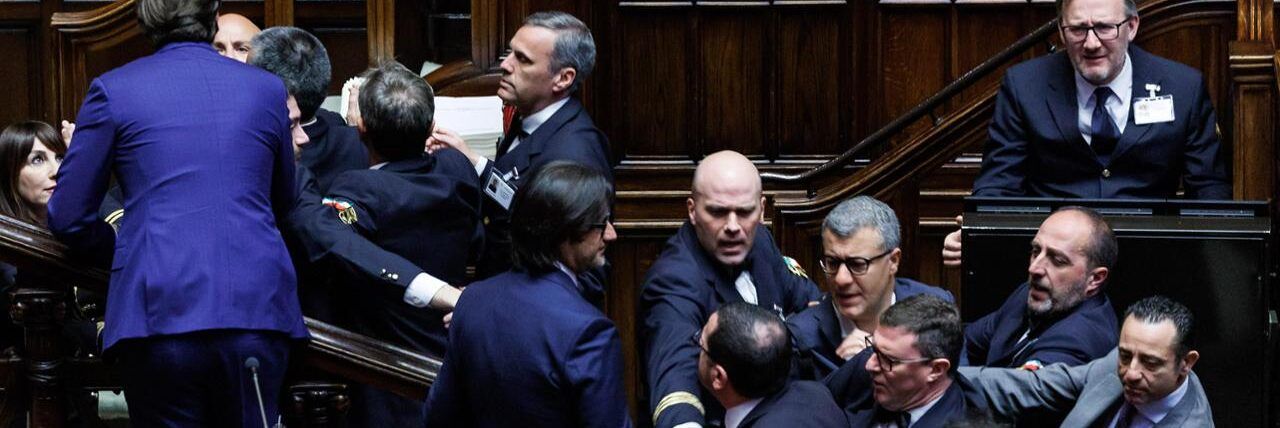 Def, via libera dopo lo “scivolone” di ieri. Bagarre alla Camera