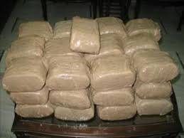 Beccati con cinque panetti di hashish, arrestati