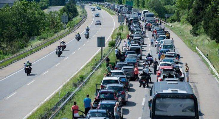 Veicolo in fiamme, bloccata l'A3