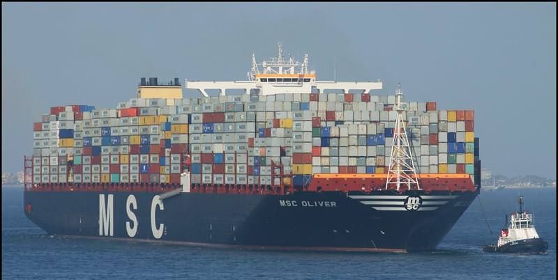 A Gioia Tauro attracco notturno per due mega portacontainer