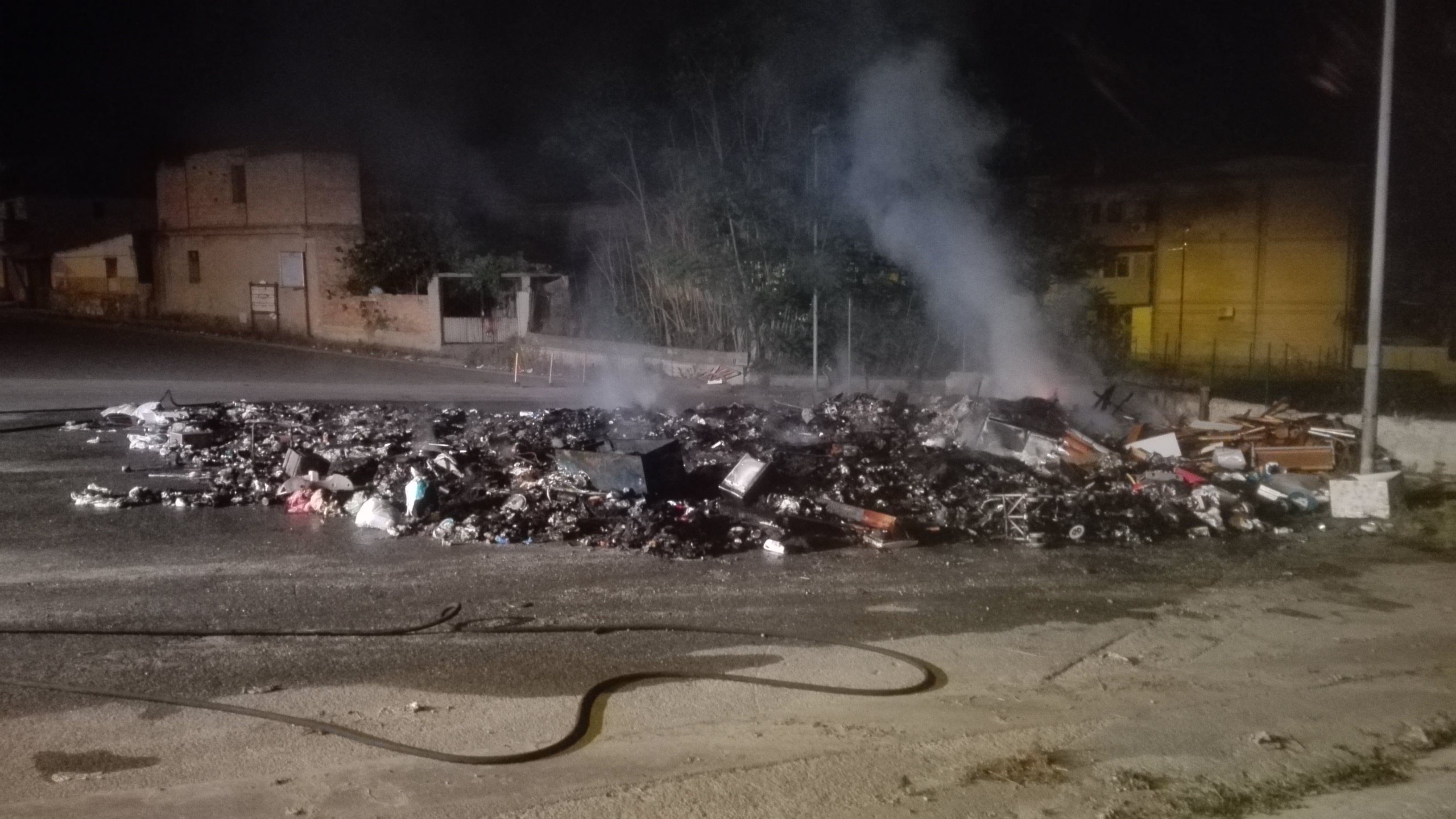 Reggio, discarica data alle fiamme nel quartiere Archi