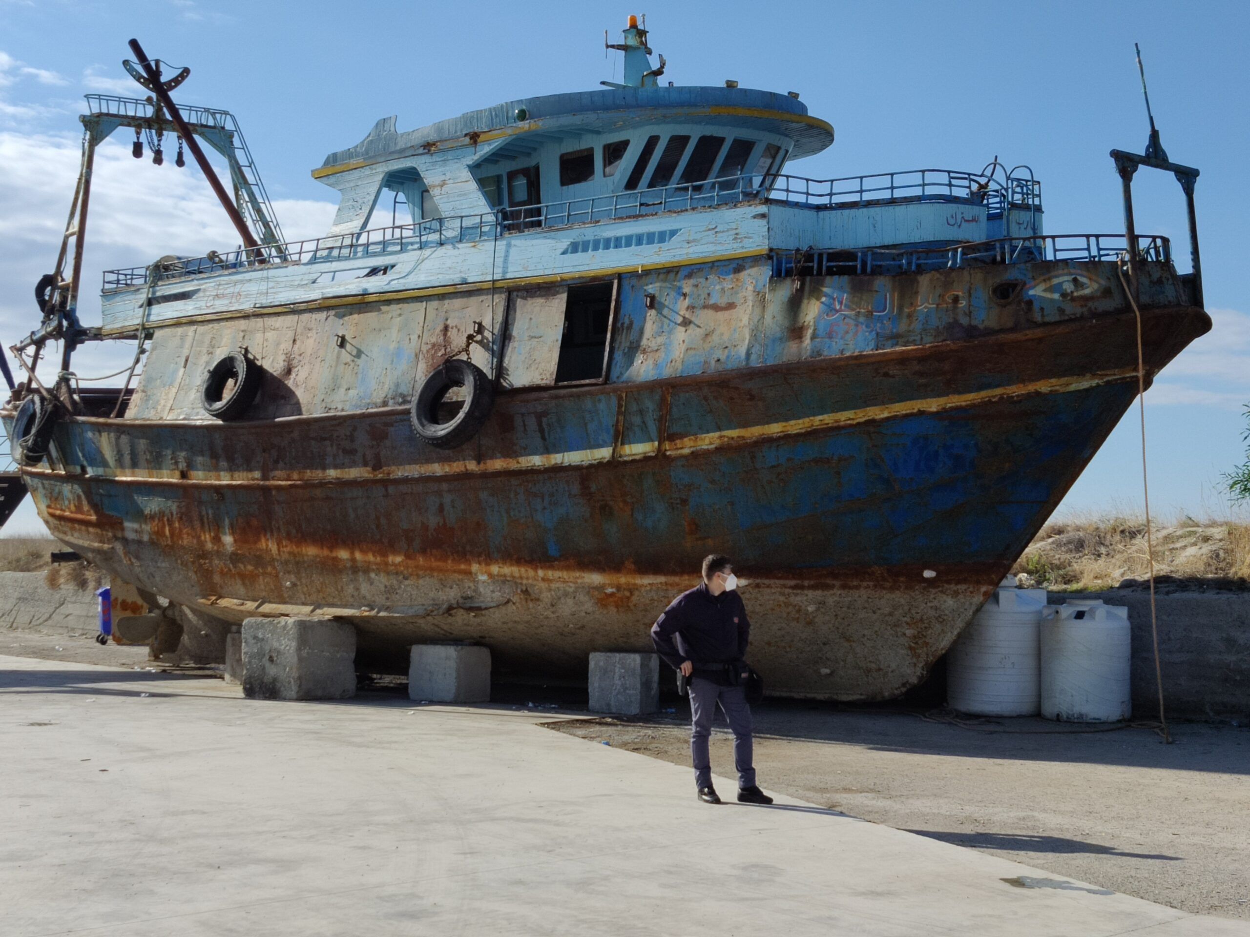 Cambia la rotta (dalla Libia) e ora i migranti arrivano su pescherecci. Ma a Roccella è sempre emergenza