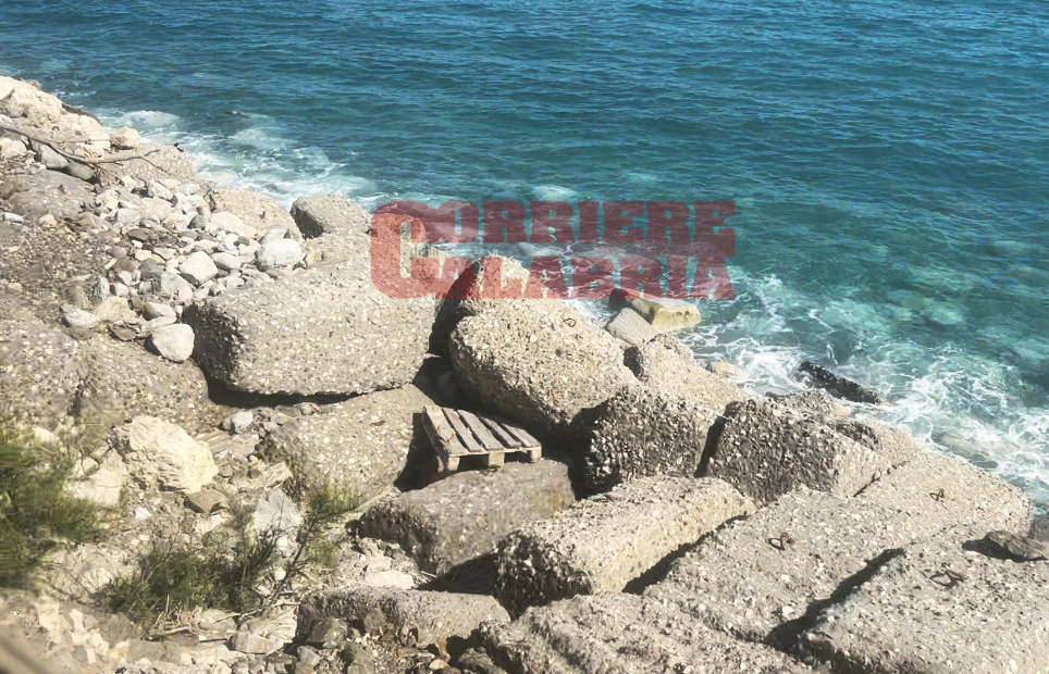 La costa reggina divorata dall’erosione costiera: il (non molto) lento e inesorabile sgretolamento dei territori
