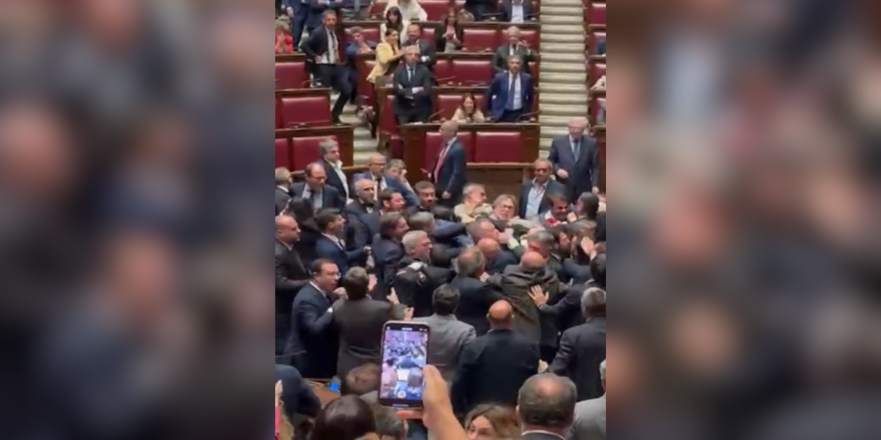 Rissa alla Camera, Donno soccorso dopo presunta aggressione. Espulso Furgiuele – VIDEO