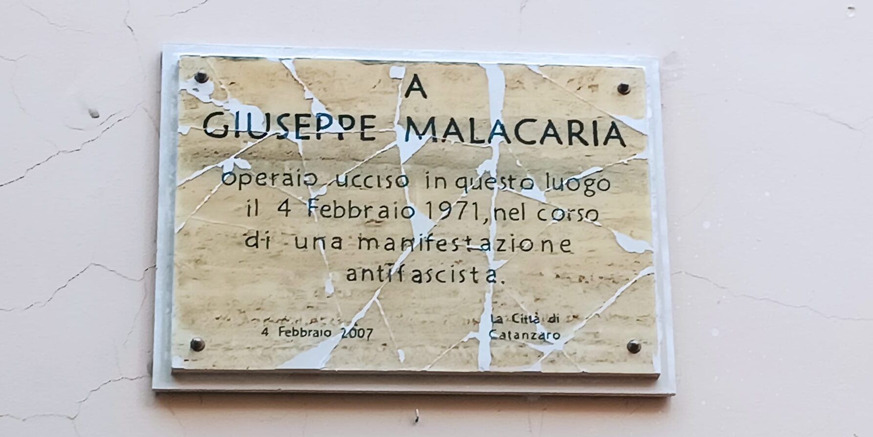 Catanzaro, quando la sinistra si divide (anche) nella memoria del simbolo antifascista