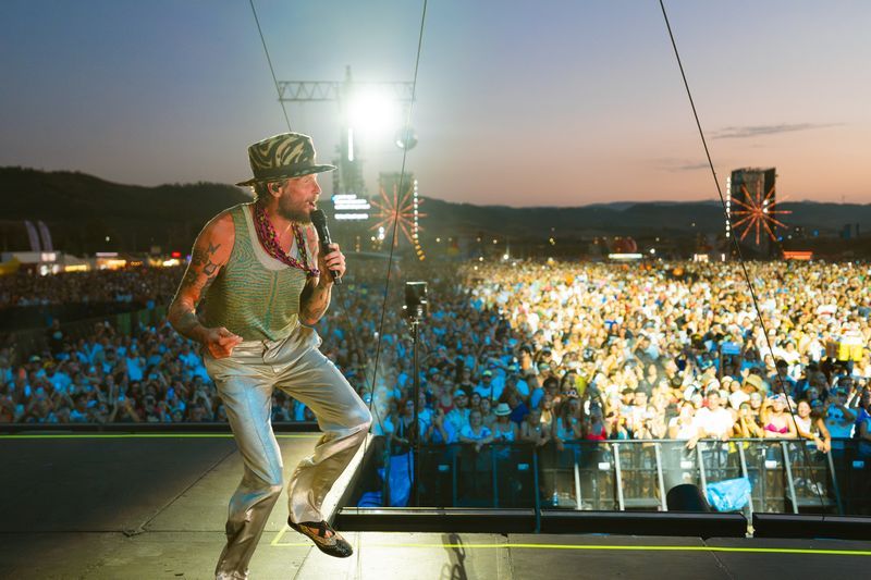 Jovanotti saluta Catanzaro: «Abbiamo spaccato, una gran giornata di rock’n’roll pitagorico» – VIDEO