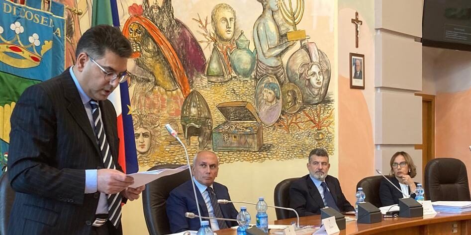 Cosenza, passa il bilancio di previsione. Tagli e riequilibrio decennale per evitare un altro dissesto