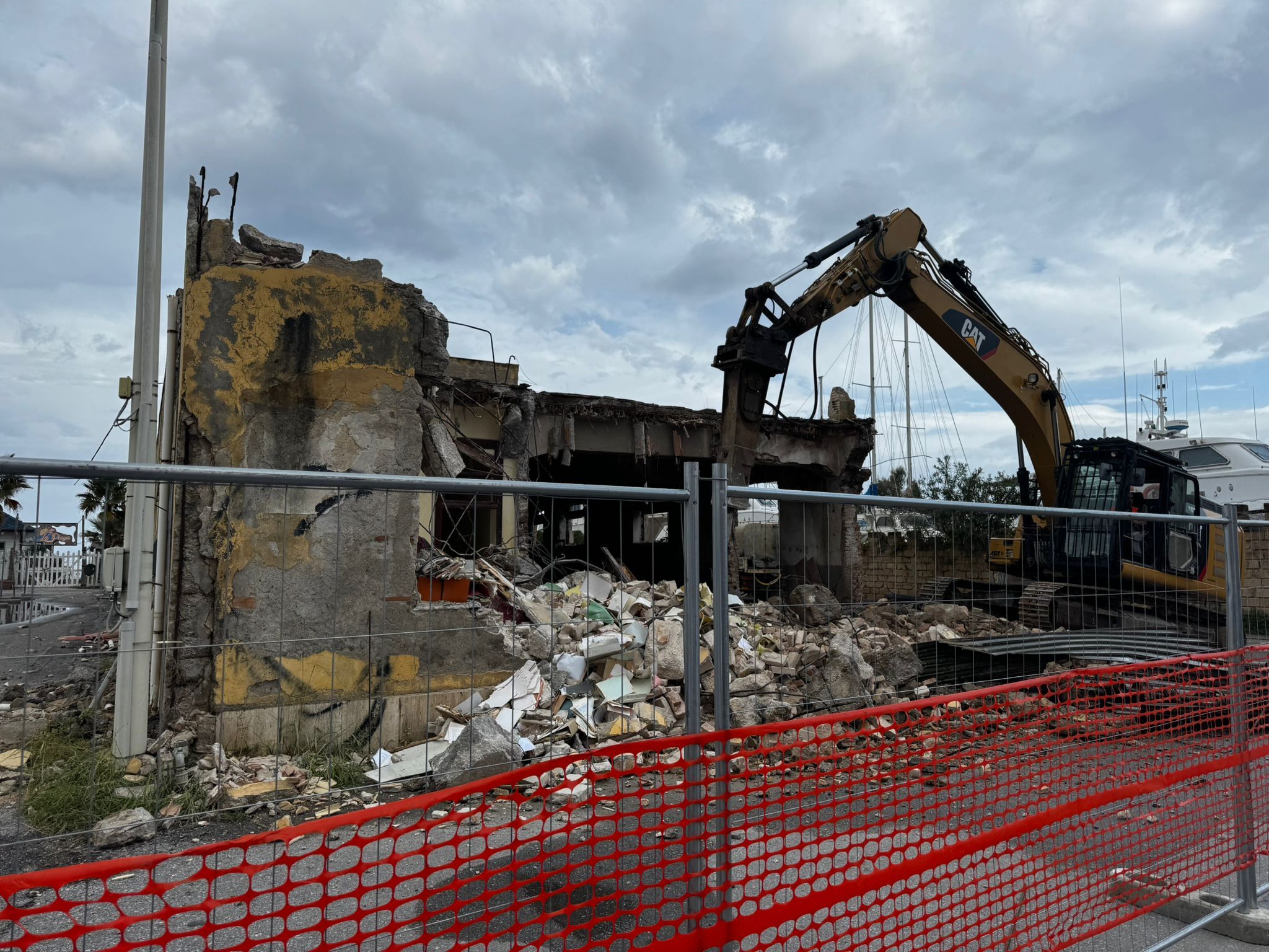 Vibo Marina, parte la demolizione di un edificio pericolante: sarà sostituito da un parcheggio