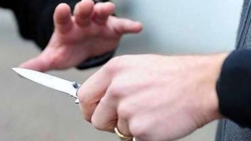 Aggredisce con un coltello il dipendente di un locale, arrestato