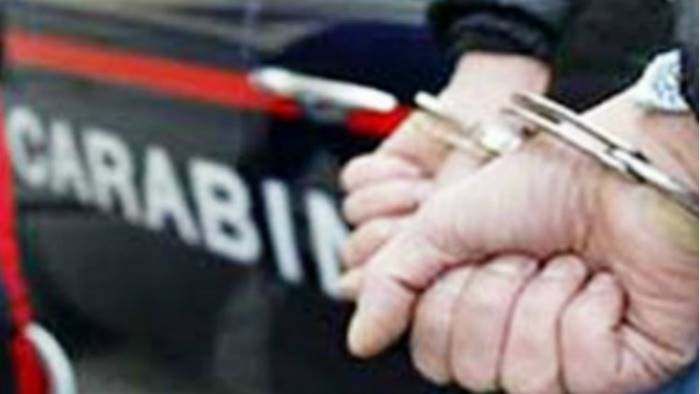 Deteneva illecitamente pistola e munizione nell'armadio, arrestato