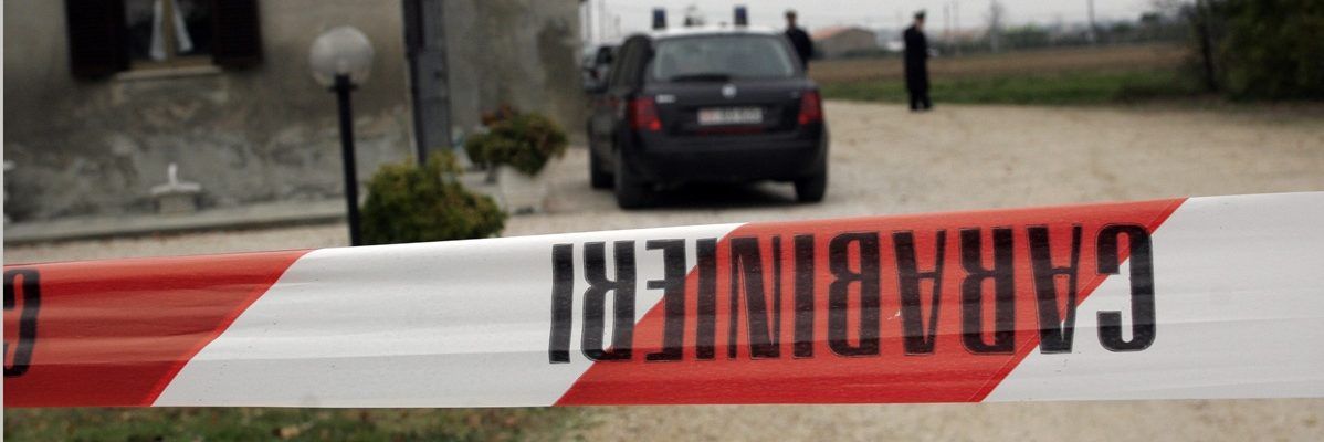 Bimbo di 2 anni rimane impigliato ad un ramo e muore