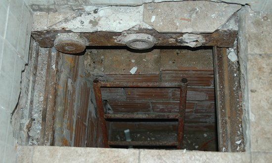 Il rifugio condiviso con i latitanti e le imbasciate per il politico. Storia di un imprenditore legato a due clan