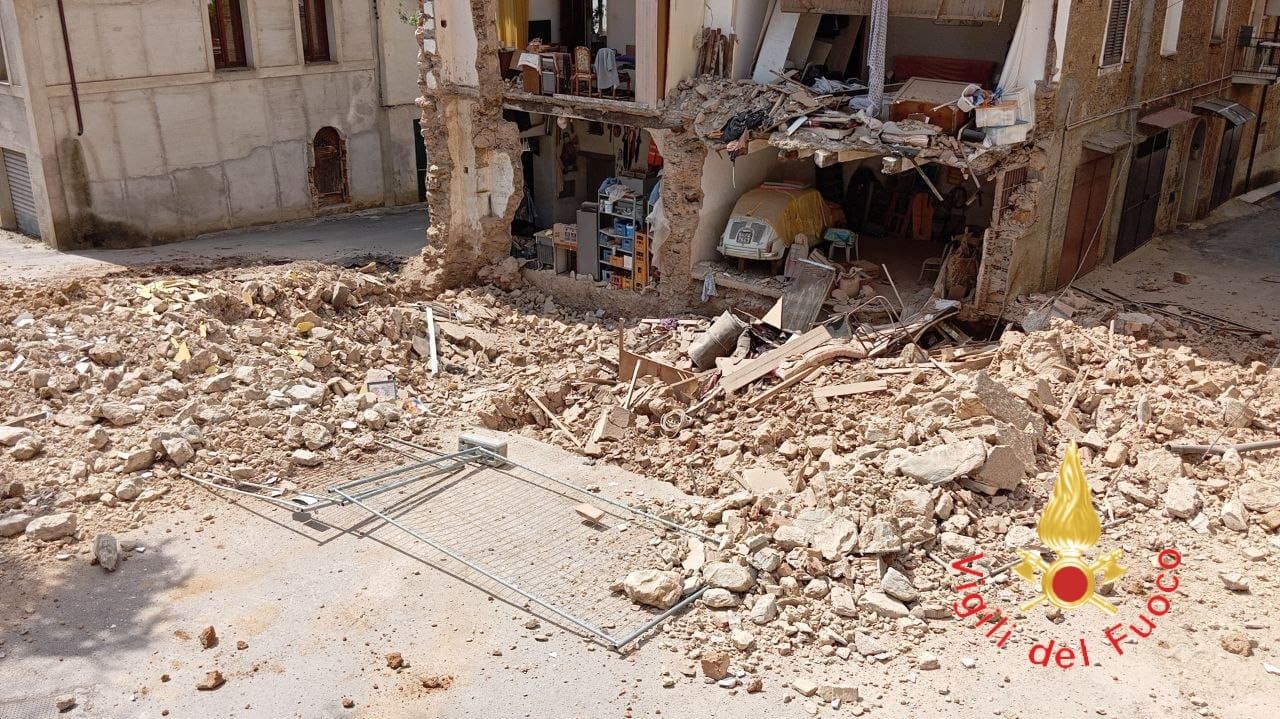 Macerie e panico a Lamezia, tragedia sfiorata per tre famiglie – FOTO E VIDEO