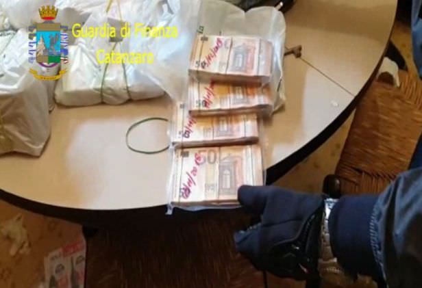 Arrestato per usura, nascondeva pistole, una bomba artigianale e 167mila euro – VIDEO