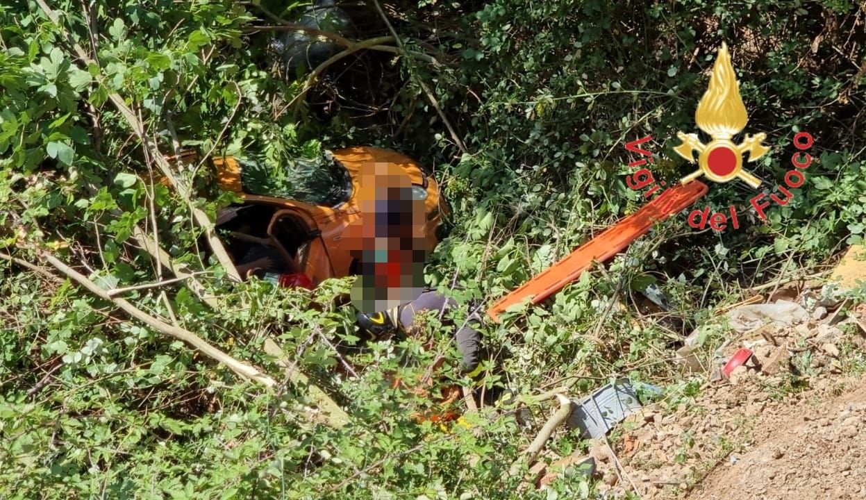 Castrovillari, auto precipita per 30 metri in una scarpata: feriti i passeggeri – FOTO