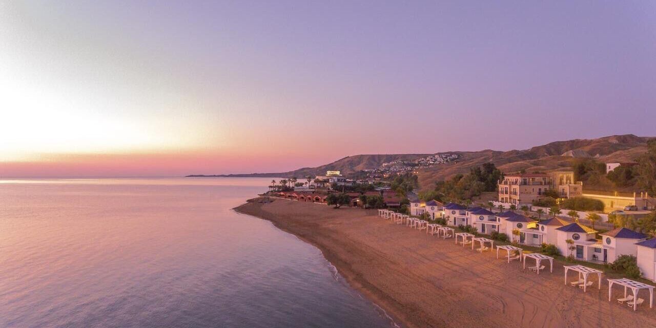 Crotone, sequestrati 18 bungalow di un lido: tra gli indagati dirigenti del Comune
