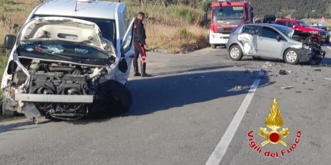 Scontro frontale sulla Provinciale 63 nel Crotonese, un ferito trasportato in ospedale