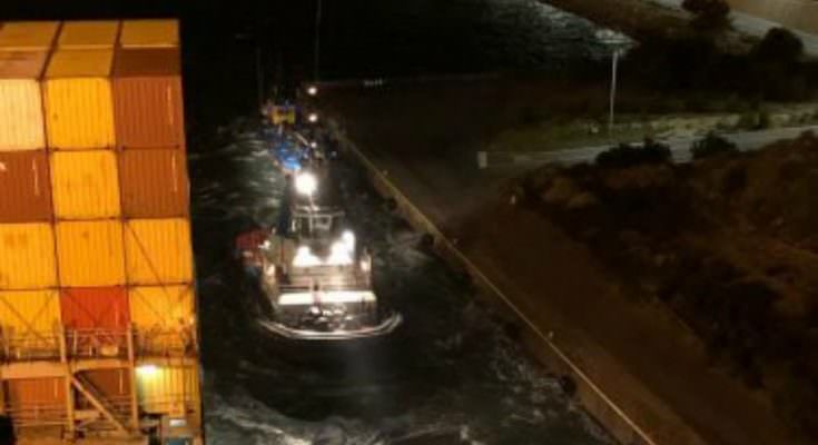 Maltempo, nave portacontainer rompe gli ormeggi a Gioia e finisce sul molo
