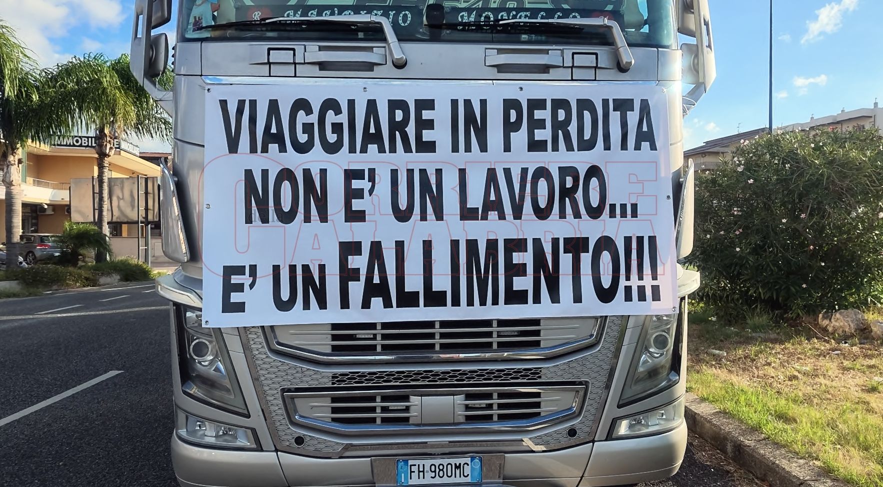 Protesta dei Tir, dalla Locride al Crotonese l’allarme degli autotrasportatori. «Così aumenterà anche il carrello della spesa»
