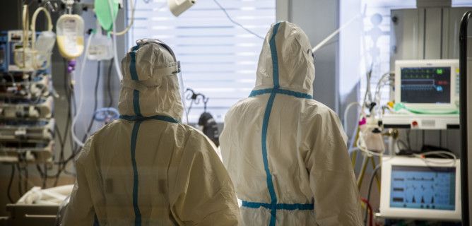 «Di Covid si parla poco. Ma il virus morde ancora. E serve un nuovo schema per affrontarlo»