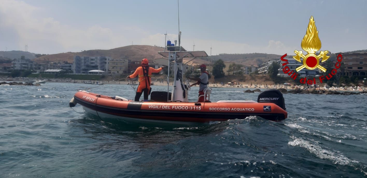 Vigili del Fuoco in servizio di soccorso acquatico sulla costa di Melissa