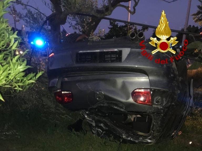 Auto si ribalta sulla statale 106 a Simeri Crichi: due feriti