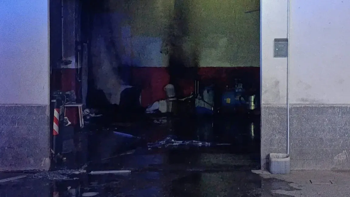 Incendio nella notte, danneggiato un autolavaggio a Corigliano