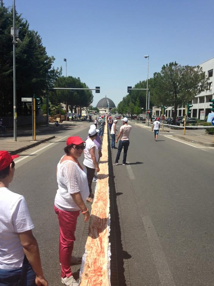 Rende batte il record: è sua la pizza più lunga del mondo
