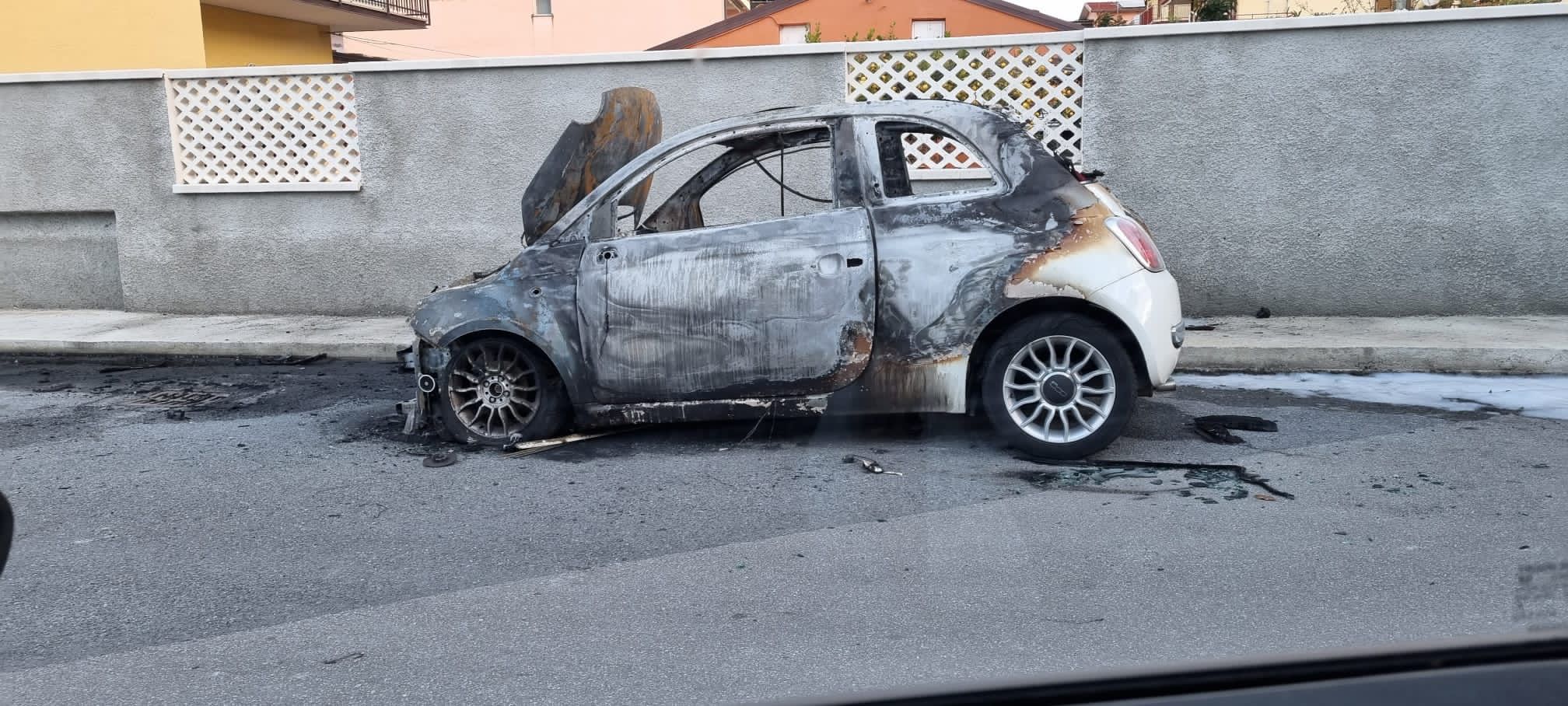 Amantea, in fiamme l’auto del figlio dell’ex sindaco – FOTO E VIDEO
