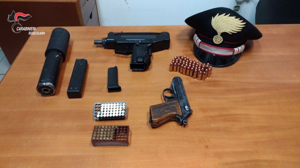 In casa con armi e munizioni, arrestato