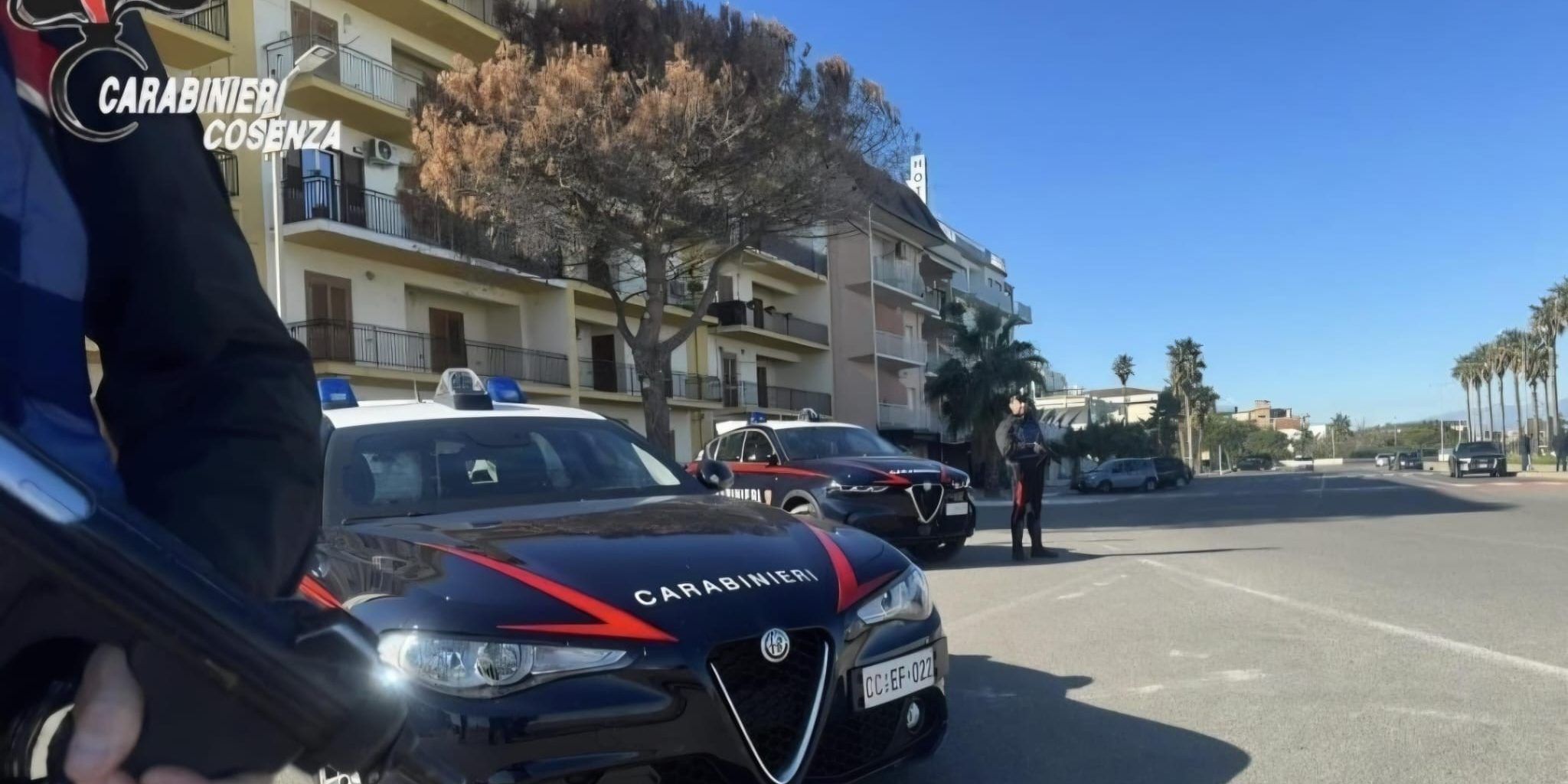Fugge all’alt e si getta in mare, arrestato dopo un inseguimento dai carabinieri saliti su una barca privata