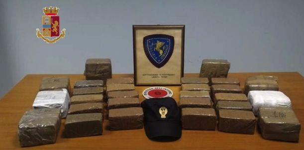 In auto sull’autostrada con 19 chili di droga, arrestato 79enne