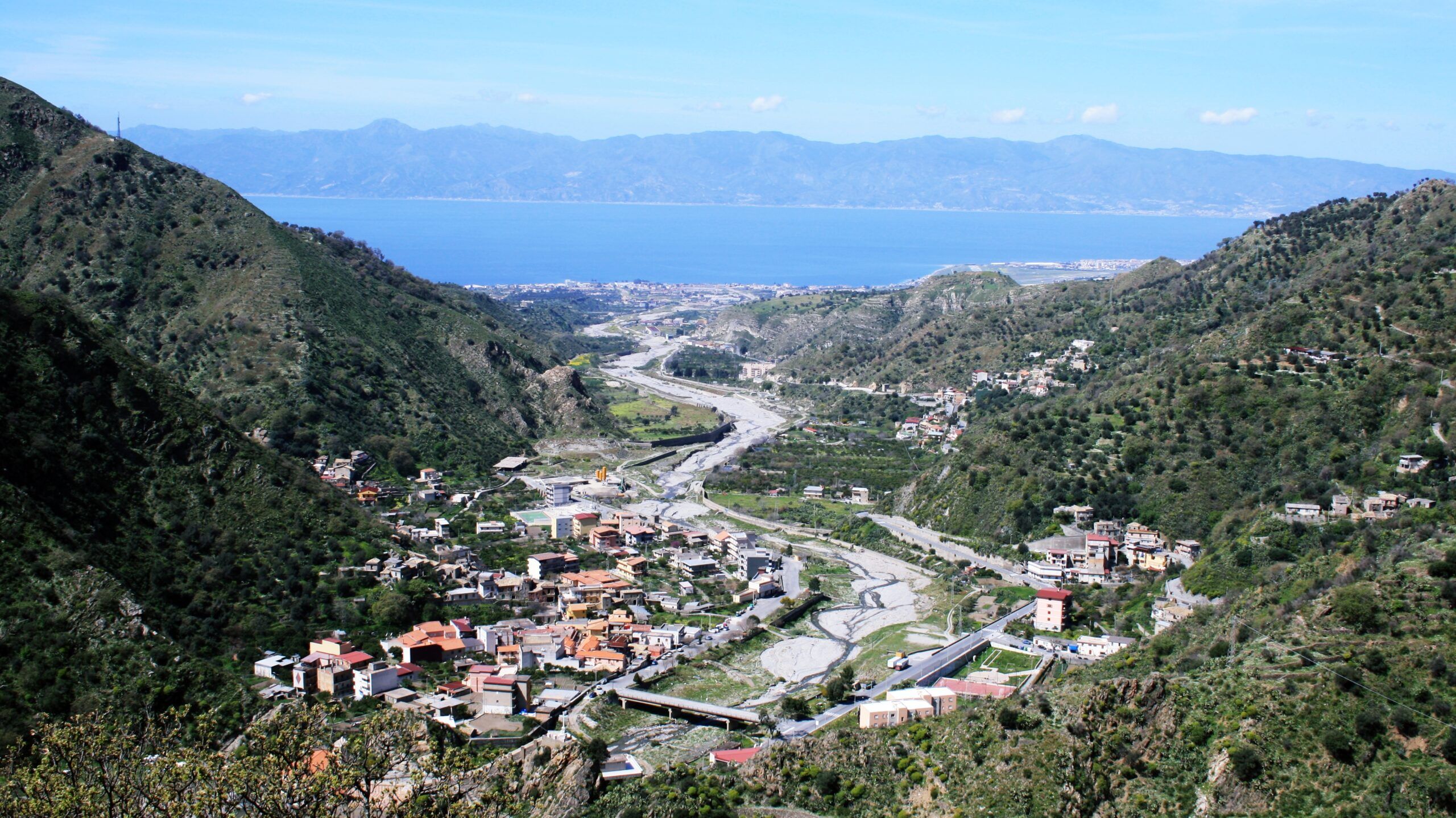Il Valanidi «devastato dai rifiuti speciali» e il rischio esondazione per 83 famiglie. Come nel 1953
