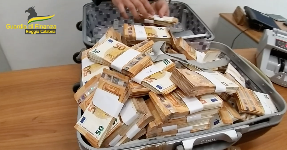 Reggio, sequestrati 3,5 milioni a un imprenditore. Due milioni in contanti trovati in valigie – VIDEO