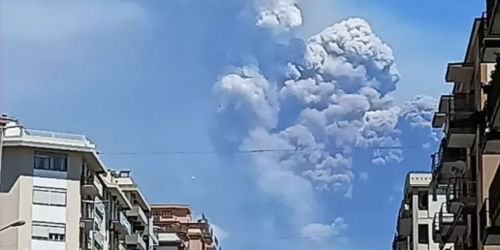 Crolla una parte del cratere dell'Etna, nube eruttiva alta chilometri