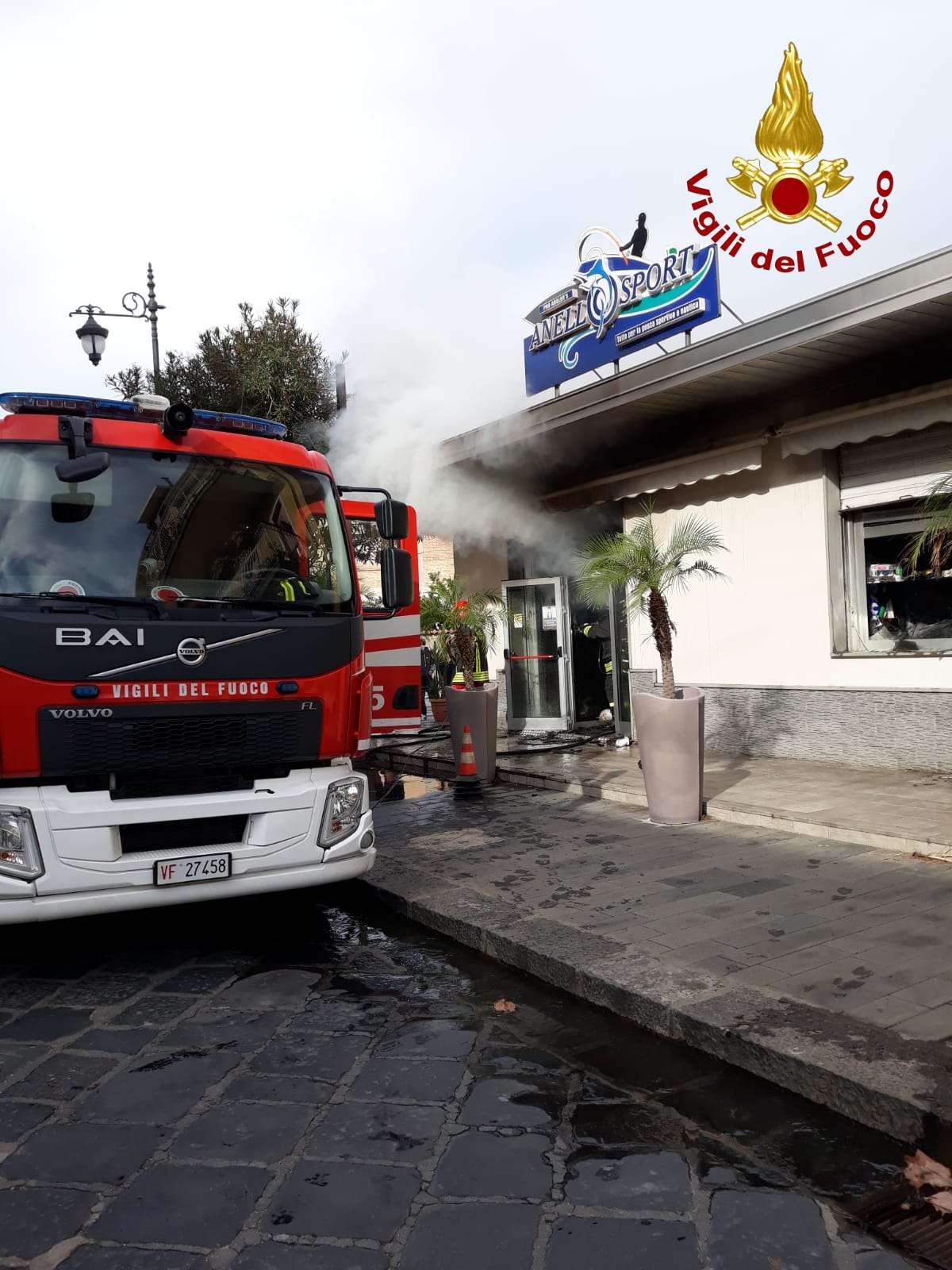 Vibo Marina, in fiamme un negozio di articoli per la pesca – VIDEO